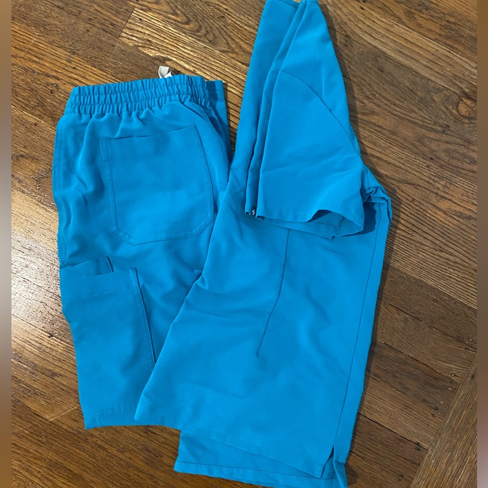Figs catarina 1 pocket scrub top sz S and Yola scrub pants size SP (petite)